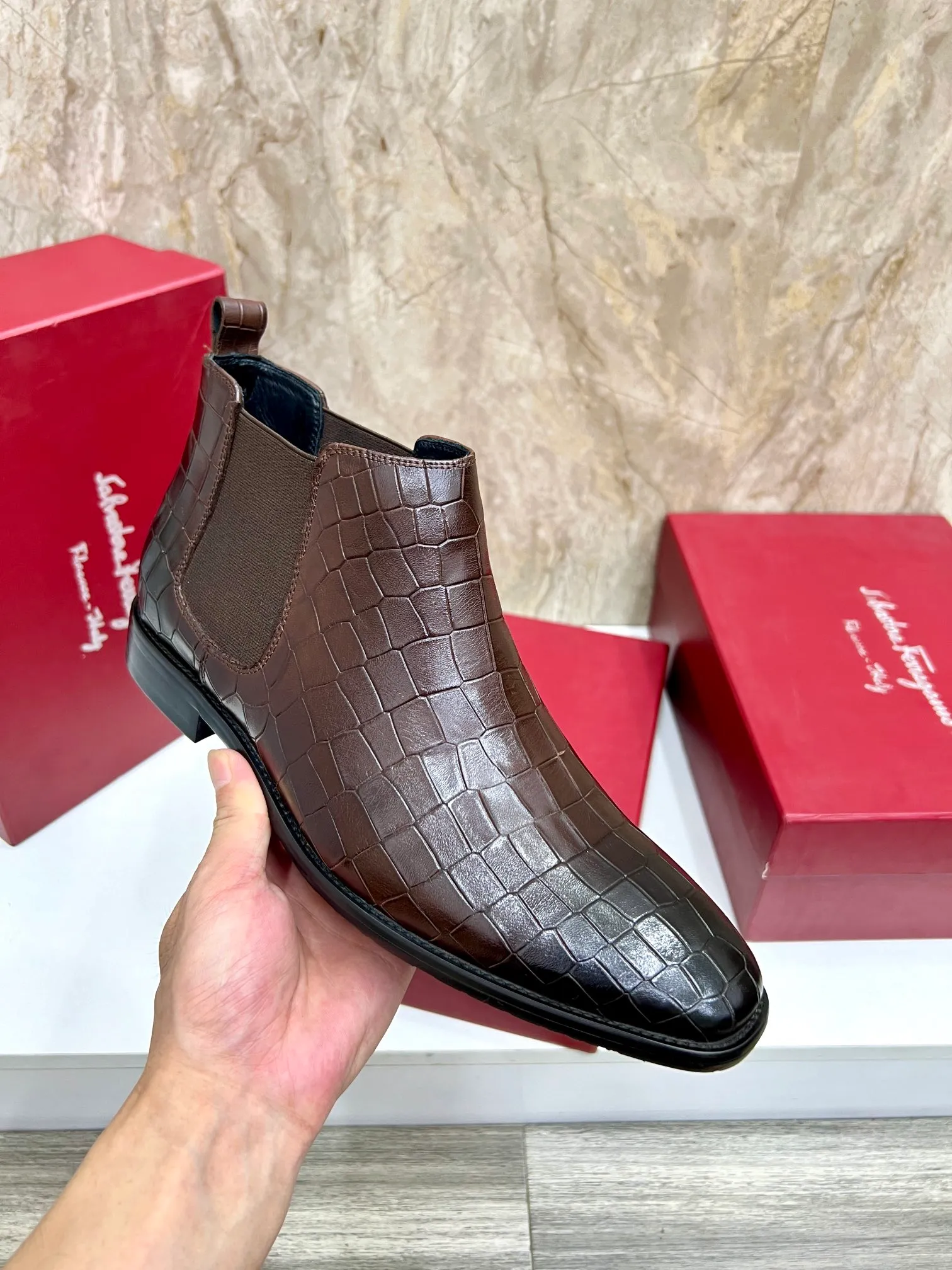 Original order quality: Men's shoes 💰700 Brand: Ferragamo (Ferragamo) One size larger: Men's size 38-44 (45 customized) Grade: Same style as the official website High-end men's shoes Material: Original cowhide, cowhide lining, original outsole Style category: Chelsea men's boots Fashion trend Color: Actual picture